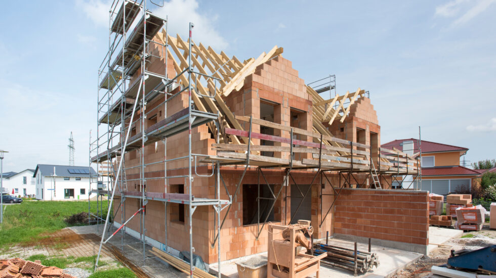 Hausbau im Rohbau mit Ziegel und Dachstuhl